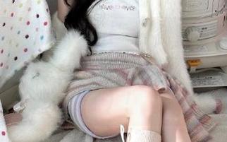 来“hlw.bet”，免费获取各种八卦，有些甚至还带点小色（不说你也猜到了）！