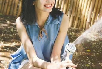 今日吃瓜app热闹得让人晕，刚吃完的瓜就被新瓜拖入了漩涡…