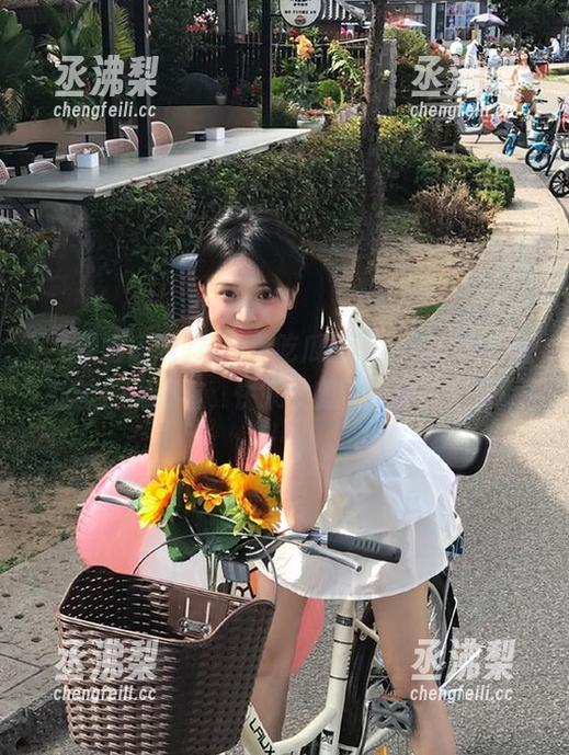 在免费吃瓜网的苹果版里，酸甜苦辣全都有，快来收随便一种水果吧！