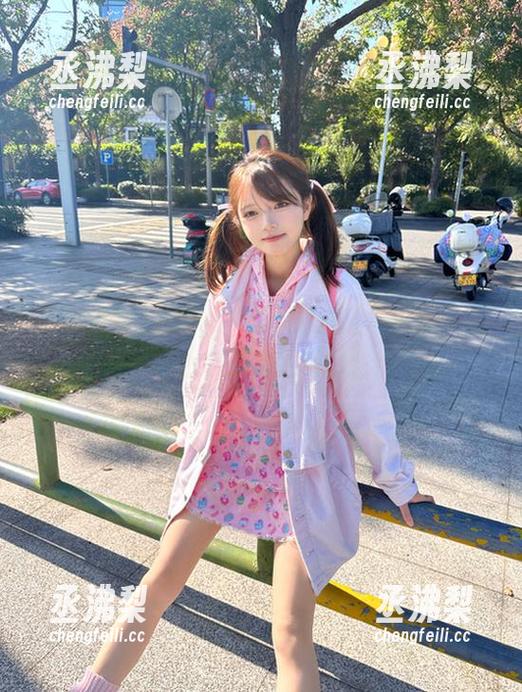 视频中的小插曲引发热议，吃瓜网站果然总能捕捉到精彩瞬间！