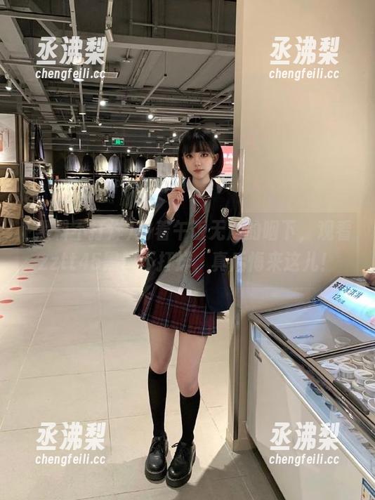 对着午饭无声的咽下，观看zztt45黑料不打烊，真后悔来这儿！